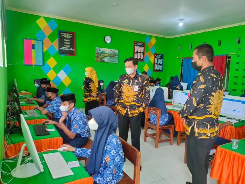 Kemenag Sidrap Idris Usman Pantau Pelaksanaan ANBK di MTsN 2 Sidrap
