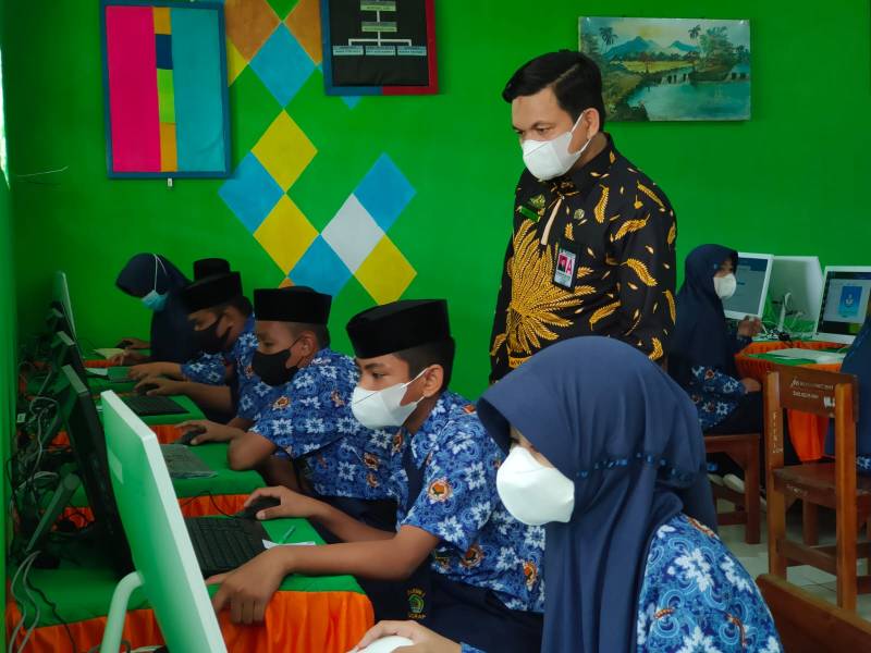 Kemenag Sidrap Idris Usman Pantau Pelaksanaan ANBK di MTsN 2 Sidrap