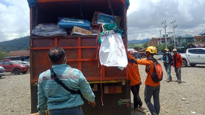 Kepala Pelaksana BPBD Lutim dan PT. Vale Salurkan Bantuan untuk Korban Bencana Alam Walmas