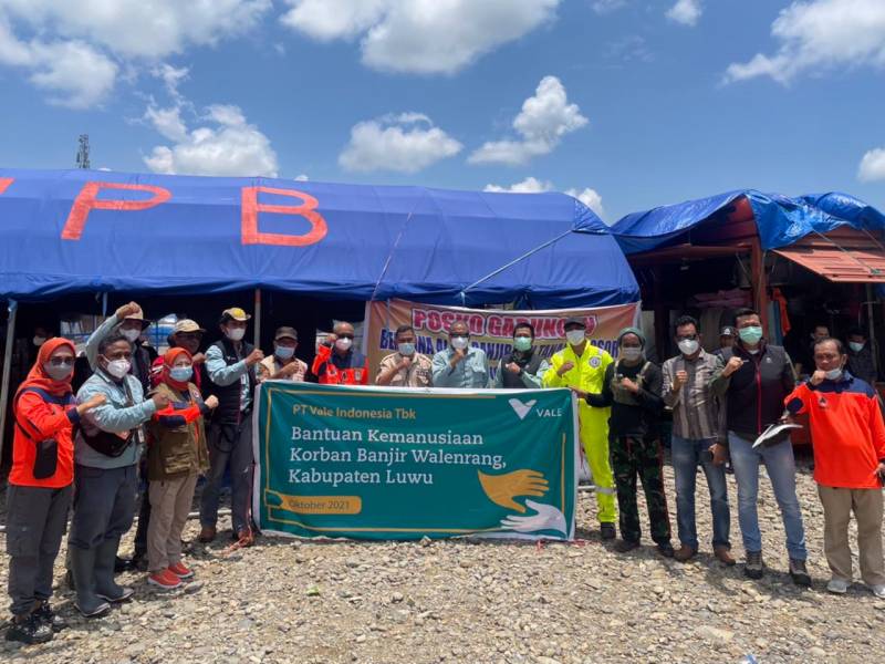 Kepala Pelaksana BPBD Lutim dan PT. Vale Salurkan Bantuan untuk Korban Bencana Alam Walmas