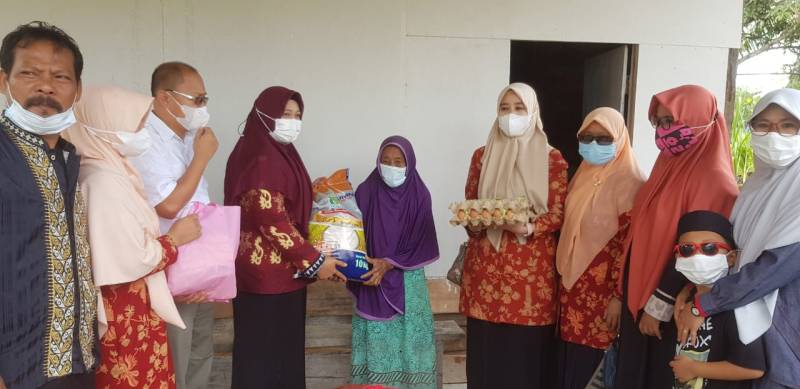Staf dan DWP Inspektorat Lutim Berbagi Sembako