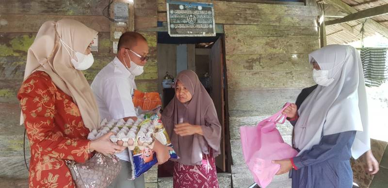 Staf dan DWP Inspektorat Lutim Berbagi Sembako