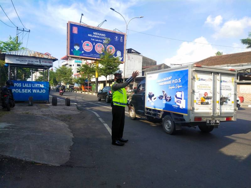 Urai Kemacetan, Satlantas Polres Pelabuhan Makassar Lakukan Pengaturan Lalin