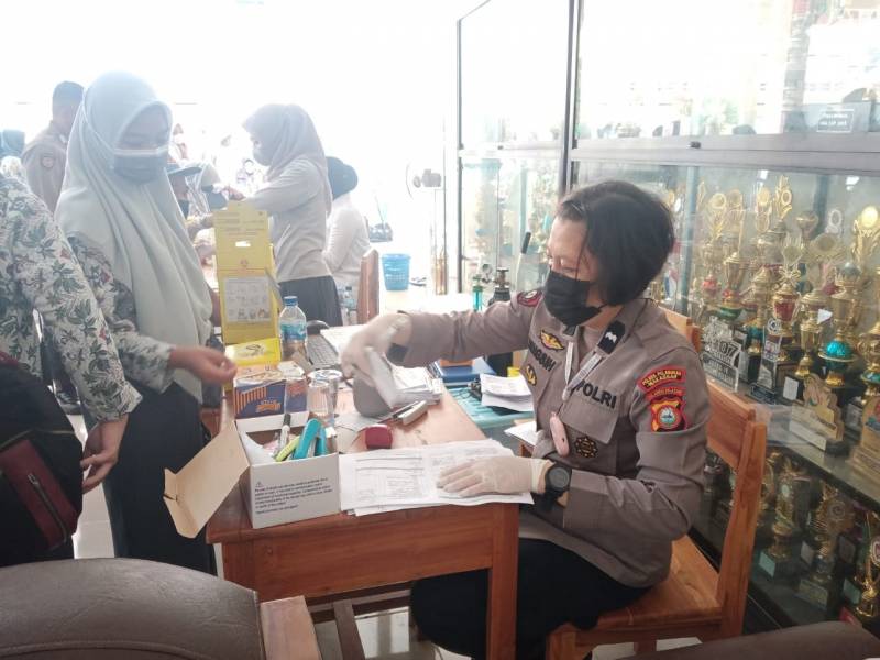 Srikandi Polres Pelabuhan Makassar Gencar Vaksin Masyarakat