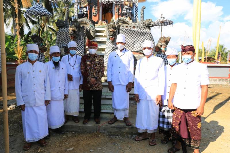 Bupati Luwu Timur Hadiri Perayaan Piodalan Pura Bakung Umat Hindu di Angkona