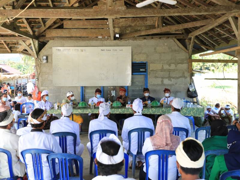 Bupati Luwu Timur Hadiri Perayaan Piodalan Pura Bakung Umat Hindu di Angkona