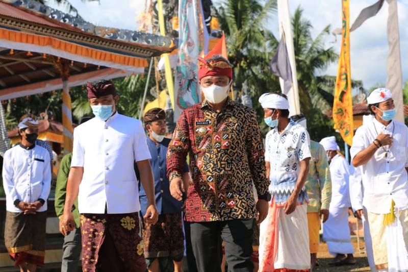 Bupati Luwu Timur Hadiri Perayaan Piodalan Pura Bakung Umat Hindu di Angkona