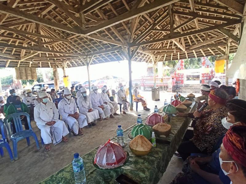 Bupati Luwu Timur Hadiri Perayaan Piodalan Pura Bakung Umat Hindu di Angkona