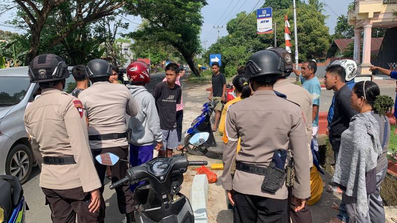 Patroli SAR Brimob Bone Bantu Korban Laka Lantas