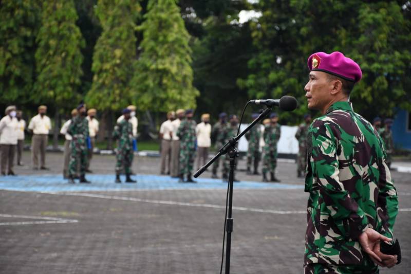 Wadan Lantamal VI Ingatkan Personel Lantamal VI Tetap Disiplin Menjalankan Prokes Covid-19