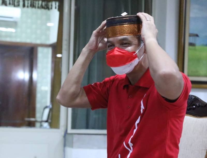 Pakai Songkok Bone dan Lipa Sabbe,  Ganjar: Saya dengan Pak Amran Sudah Berteman Sejak Lama
