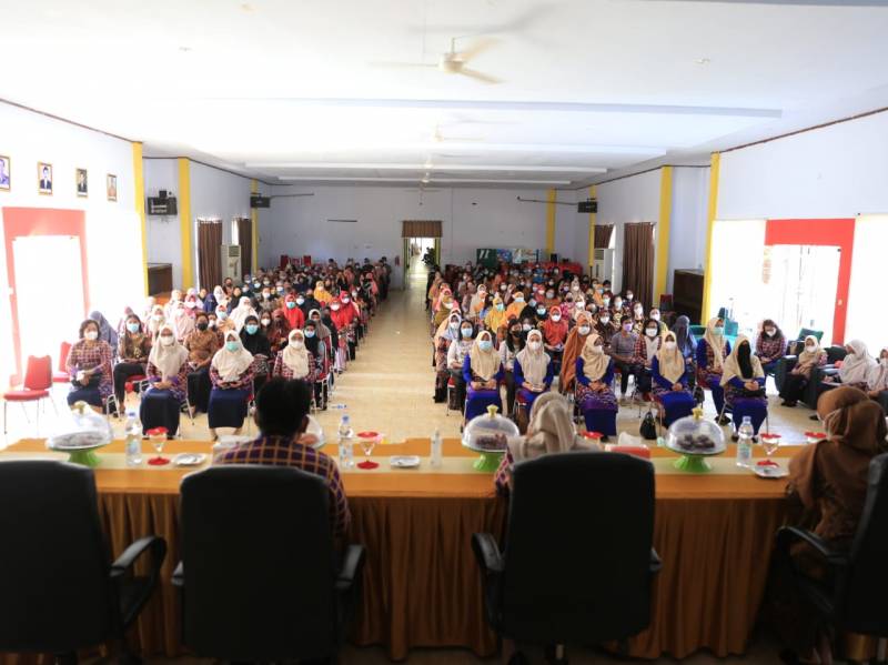 Sufriaty Budiman Buka Bimtek Penguatan Guru PAUD Se-Lutim
