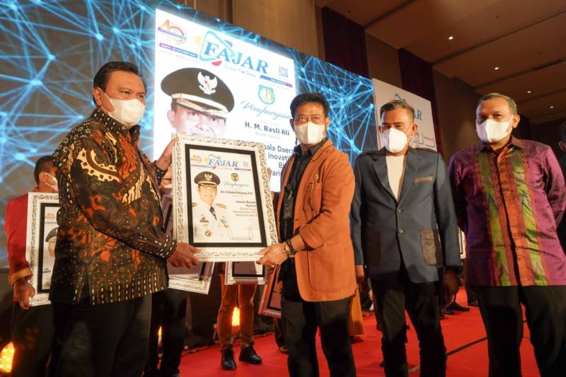 Wakili Bupati, Sekda Luwu Terima Penghargaan dari Harian Fajar
