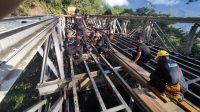 Pasukan Brimob Sulsel Ikut Kegiatan Pebaikan Jembatan Jalur Wamena-Yalimo yang Dirusak Warga
