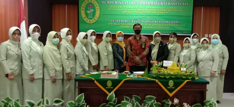 Peringati HUT Dharmayukti, PN Majene Serahkan Bantuan Beasiswa