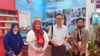 IMG_20211022_124539 Penasihat APKASI Kagumi Produk Anyaman Teduhu Lutim di AOE 2021