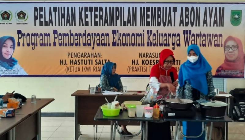 Gelar Pelatihan Keterampilan Membuat Abon Ayam, IKWI Riau Hadirkan Praktisi Tata Boga