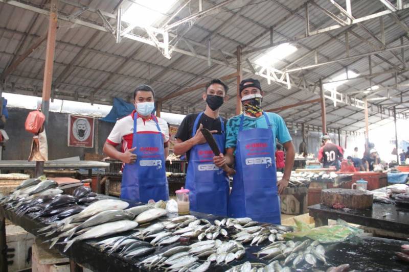 PT SJAM Bagikan 1.000 Celemek ke Pedagang Pasar
