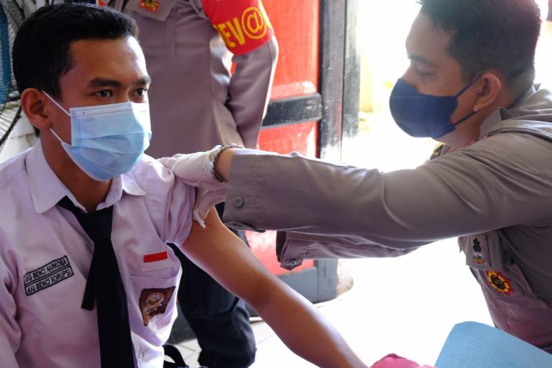 Polda Sulsel Inisiasi Vaksinasi Massal di SMKN 1 Jeneponto, Bupati Iksan Apresiasi