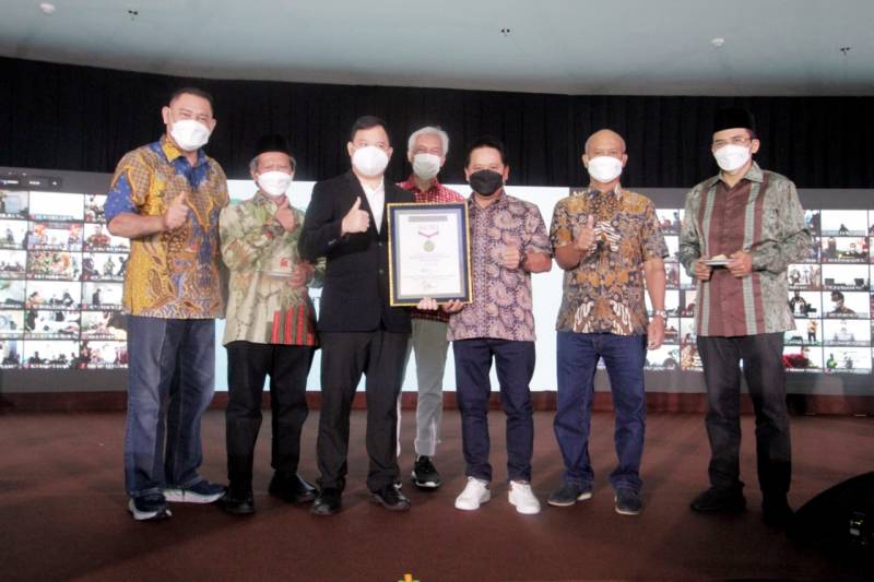 Tasyakuran BSI Pecahkan Rekor MURI, Pemotongan 1.300 Tumpeng Kue Tradisional se-Indonesia