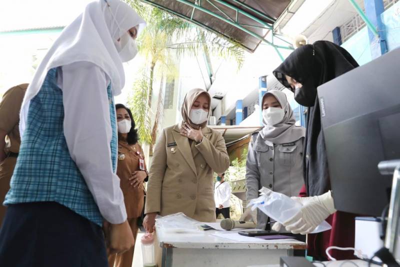 Siswa SMP di Makassar Screening Gunakan Genose Siswa SMP di Makassar Screening Gunakan Genose