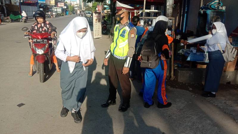 Dukung PTM, Satlantas Polres Pelabuhan Makassar Lakukan Pengaturan Arus Lalin