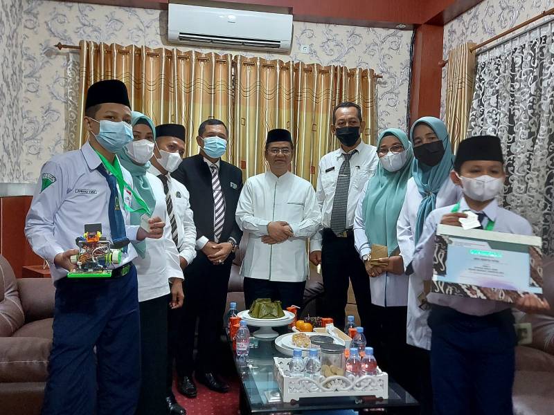 Berprestasi di Tingkat ASEAN, Kamad MTsN 1 Makassar Boyong Siswanya Temui Kakanwil Kemenag Sulsel