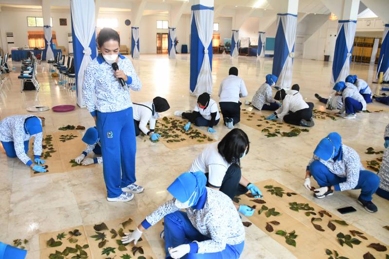 Manfaatkan Alam Sekitar Ciptakan Busana, Korcab VI DJA II Pelatihan Membatik Ecoprint