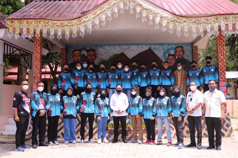 Ilham Azikin Lepas 21 Atlet Silat ke Praporprov