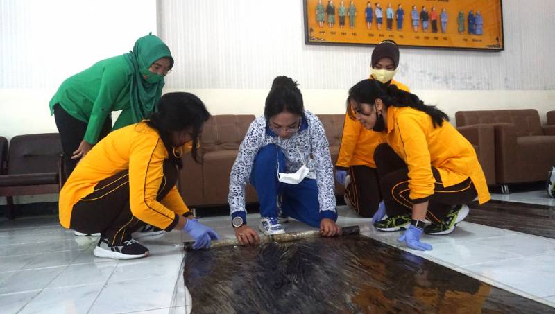 Ketua Korcab VI DJA II Beri Pelatihan Membatik Ecoprint Kepada Pengurus Dharma Pertiwi Daerah G