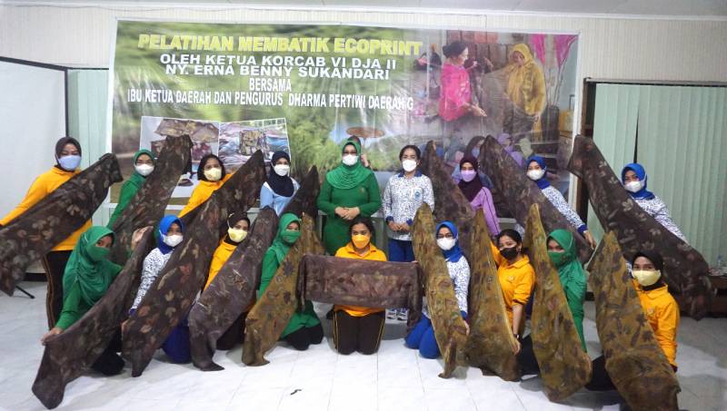 Ketua Korcab VI DJA II Beri Pelatihan Membatik Ecoprint Kepada Pengurus Dharma Pertiwi Daerah G