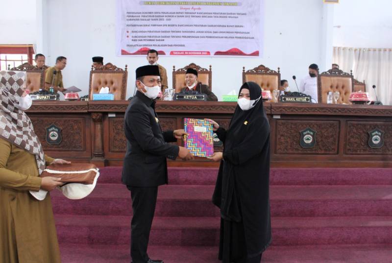 Bupati Takalar Serahkan Ranperda Perubahan RTRW 2012-2031