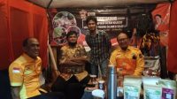 Mampir di Stand Kosgoro Sulsel, Airlangga Hartanto Cicipi Teh Kelor