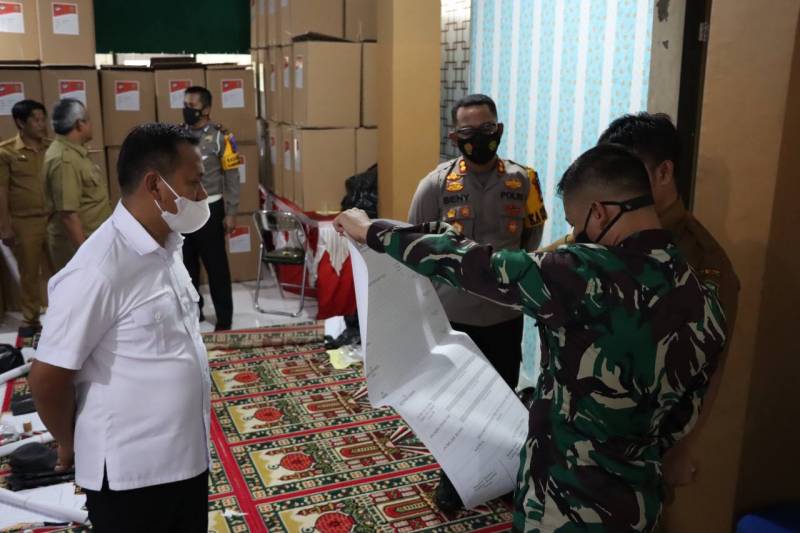 Kompak Bupati, Kapolres dan Dandim Takalar Cek Logistik Pilkades Serentak 2021