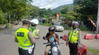 Hari Pertama Ops Zebra 2021, Personel Satlantas Polres Enrekang Bagikan Masker ke Pengendara