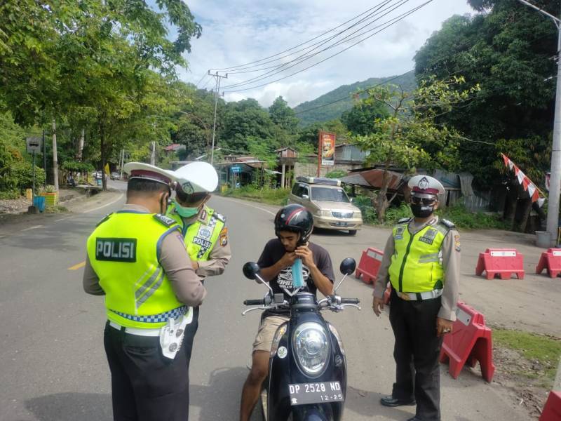 Hari Pertama Ops Zebra 2021, Personel Satlantas Polres Enrekang Bagikan Masker ke Pengendara