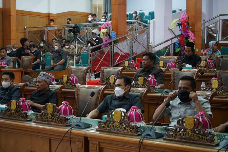 Penyerahan Ranperda di DPRD Sidrap, Oknum Anggota Dewan Abai Terhadap Protokol Kesehatan