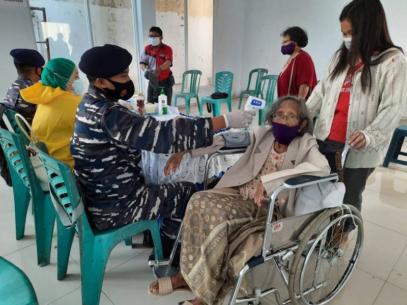 Lansia 93 Tahun, Ikut Vaksin di Dinkes Lantamal VI