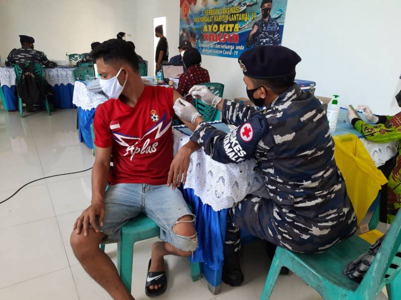 TNI AL Lantamal VI Sasar Tukang Gali Kubur Untuk Divaksin