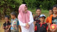 Hari Anak Sedunia, Wabup Sinjai Bermain Bersama Anak anak di Pegunungan Terasa