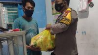 IMG_20211105_101406 Wujud Kepedulian Polri, Bhabinkamtibmas Mampu Bagi Paket Sembako ke Warga