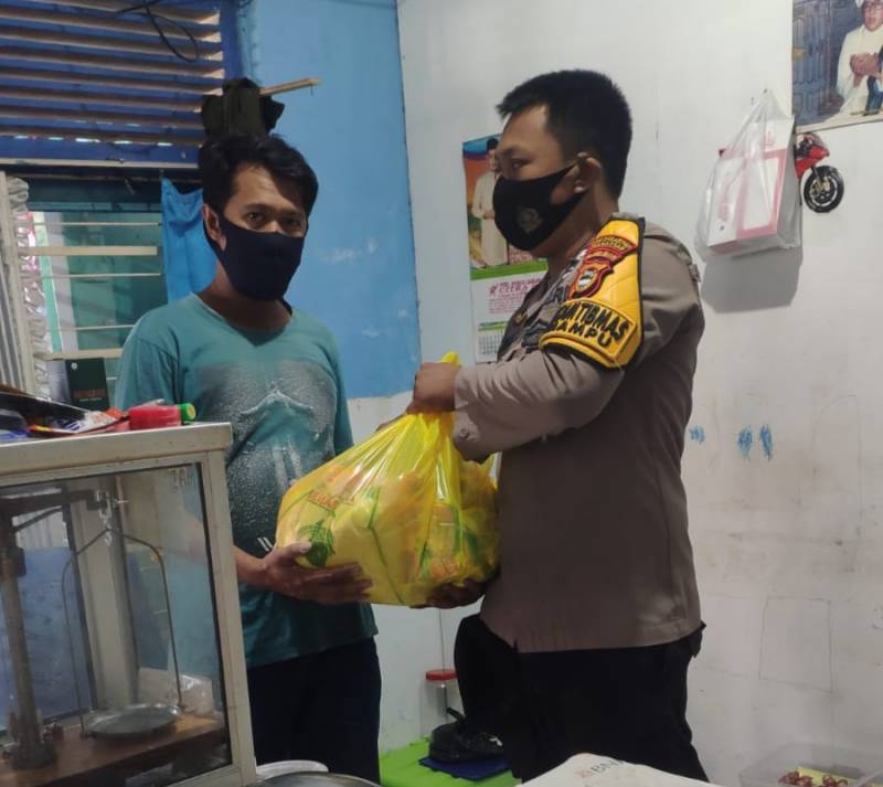 Wujud Kepedulian Polri, Bhabinkamtibmas Mampu Bagi Paket Sembako ke Warga