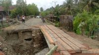 Akses Putus, Warga Desa Tallambalao Bangun Jembatan Darurat