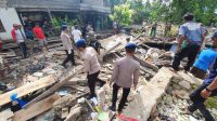 Brimob Bantu Proses Pemulihan Pasca Gempa di Selayar