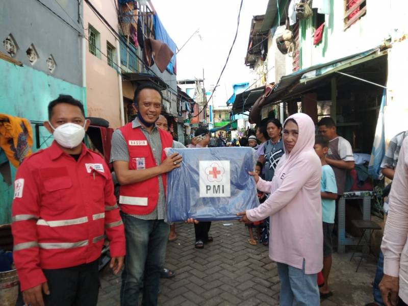 Tiga Kecamatan di Makassar Terkena Angin Puting Beliung, PMI Bergerak Cepat Beri Bantuan Terpolin Ke Warga