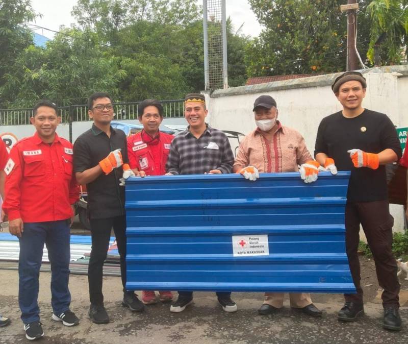 Melalui PMI Makassar, PT Sermani Steel Serahkan Bantuan Seng 115 Lembar Ke Korban Puting Beliung