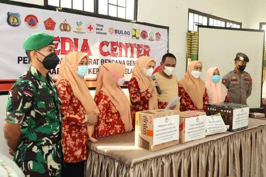 Jajaran Pengurus DWP Selayar Salurkan Bantuan Untuk Korban Gempa di Dua Kecamatan