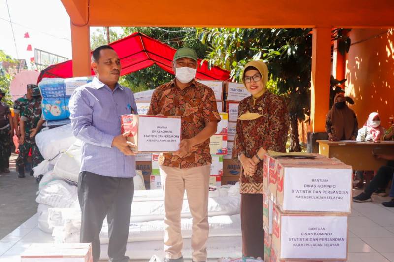 Jajaran Diskominfo-SP Selayar Serahkan Bantuan Untuk Korban Gempa
