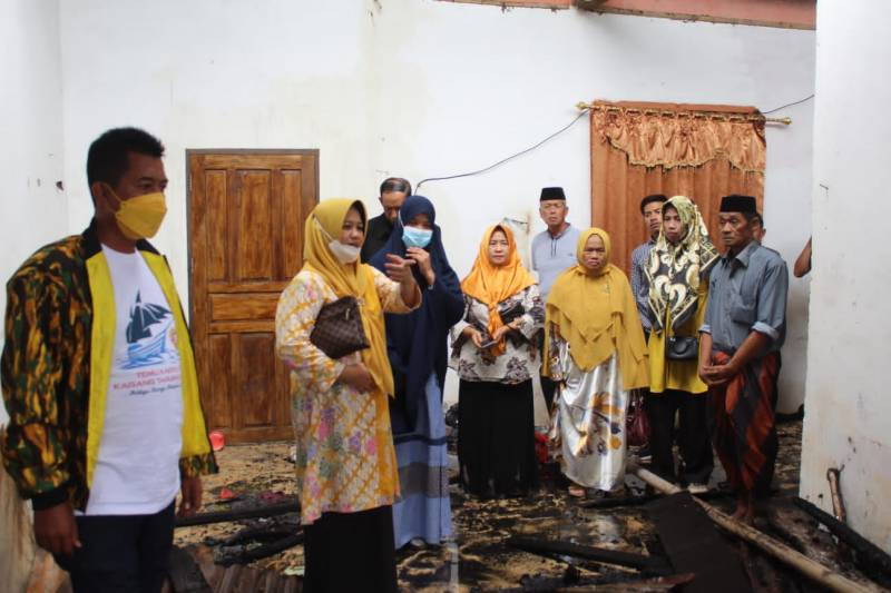 Wakil Bupati Sinjai Jenguk Warganya yang Jadi Korban Kebakaran