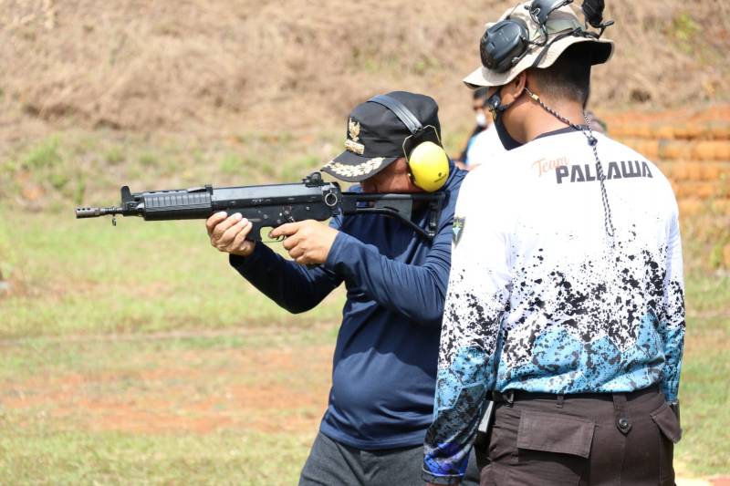Akhir Pekan, Bupati Lutim Latihan Tembak